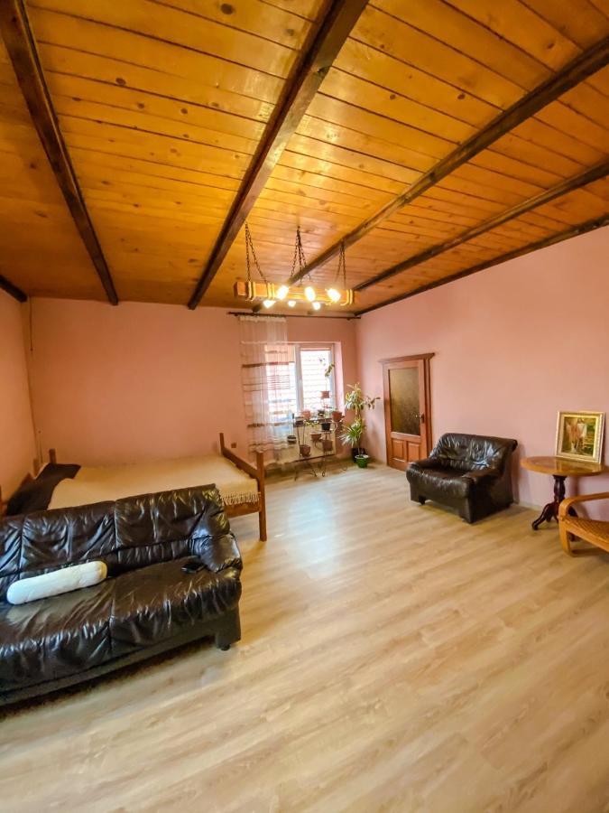 Hotel Domashnya Saduba Mukaczewo Zewnętrze zdjęcie